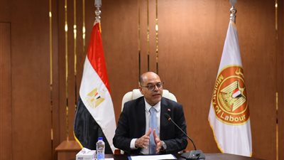 مجلة روزاليوسف تهدي وزير العمل درعها التذكاري احتفاءً بمرور 100عام على تأسيسها