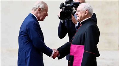 بعد 5 قرون.. الملك تشارلز الثالث يصلي إلى جانب البابا بالفاتيكان