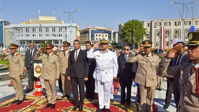 محافظ السويس وقائد الجيش الثالث يشاركان الأهالي احتفالات ذكرى انتصارات أكتوبر