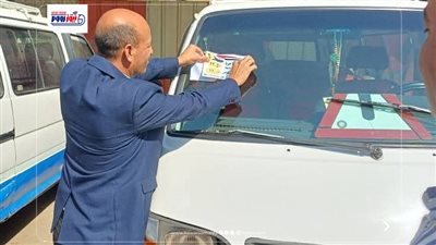 محافظ المنيا يتابع المواقف العامة للتأكد من الالتزام بتعريفة المواصلات الجديدة