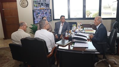 سكرتير عام بني سويف يبحث إجراءات الترقيات والتسوية والنقل والندب