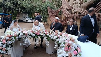 بإطلالة راقية.. زوجة الفنان حاتم صلاح تخطف الأنظار في حفل زفافهما