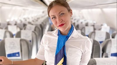 مضيفة طيران تكشف السبب الغريب وراء توزيعها أكواب الماء على الركاب سرا