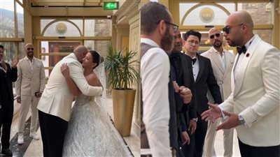 لحظة استقبال الفنان حاتم صلاح لعروسته في حفل زفافهما  |فيديو 