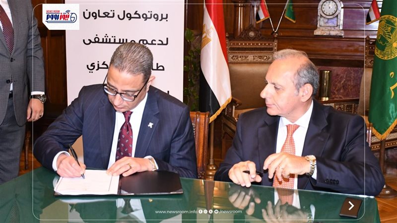 جانب من التوقيع