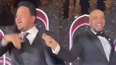 بيرقص وفرحان من قلبه .. مصطفى غريب يخطف الأضواء في حفل زفاف حاتم صلاح|صور