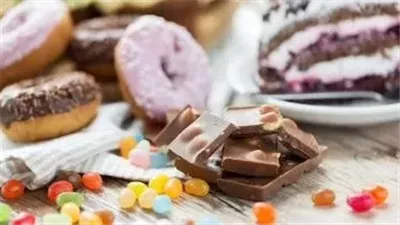 هل يمكن أن تسبب الحلويات انتفاخًا مزمنًا في البطن؟ ..تفاصيل