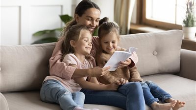 التربية تبدأ بالمحبة والرفق والتوسط.. الأزهر: لا تسبوا أبناءكم واحتووهم 