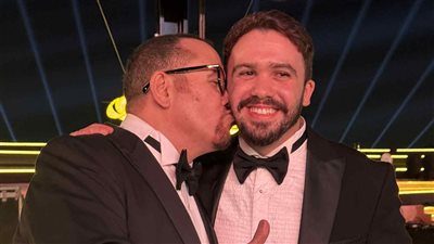 قبلة على الخد.. ظهور خاص لنجل الفنان هشام عباس في احتفالية الجرامي |صور