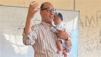 في مشهد إنساني مؤثر.. عميد كلية تجارة كفر الشيخ يحمل طفلة إحدى الطالبات 