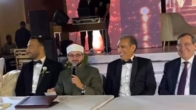 مين متجوز ومبسوط ..مزاح مأذون في حفل زفاف يثير الجدل