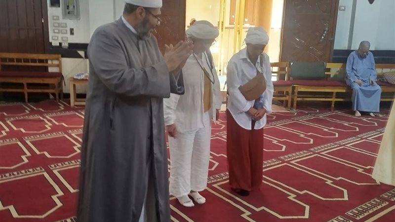 أمام المسجد الشيخ