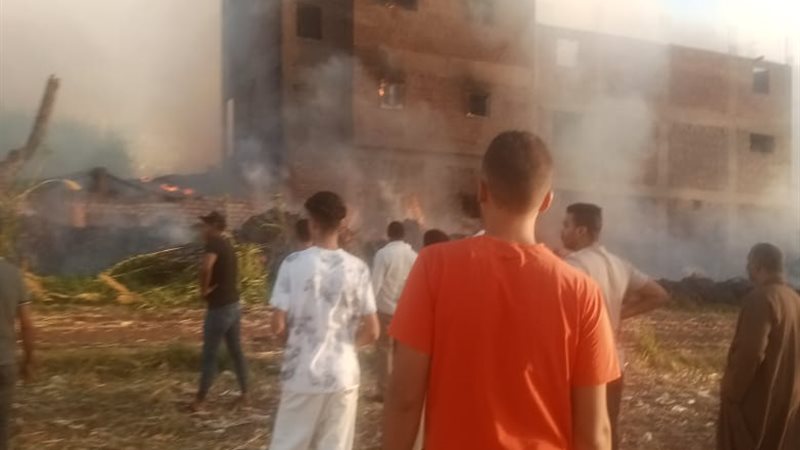 حريق 3 منازل في قرية