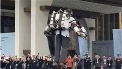 رجل يطير بحقيبة ظهر نفاثة في هانجتشو بسرعة 100 كيلومتر في الساعة ويذهل الجمهور