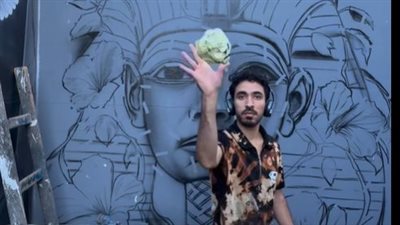 رسام مصري يصمم جرافيكيًا فرعونيًا تزامنًا مع افتتاح المتحف المصري 