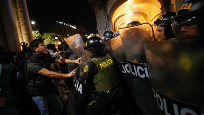  جيل «زد» يتحدى حالة الطوارئ في بيرو احتجاجًا على مقتل مغني راب
