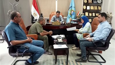 وكيل رياضة أسيوط يلتقى أعضاء لجنة الاستثمار ومستثمير مركز شباب درنكة 