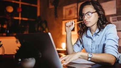 العمل في فترة النوبات الليلية يؤدي إلى الإصابة بالقولون العصبي.. ما الأمر؟