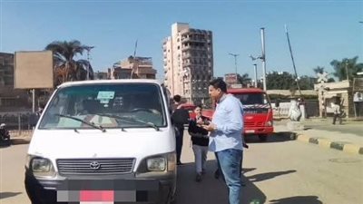 ضبط سائق يقوم بتحميل الركاب خارج مجمع المواقف بمدينة أشمون بالمنوفية