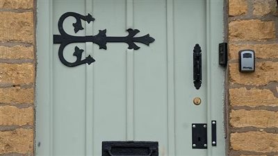 لا للأبواب السوداء .. قرية إنجليزية من فيلم بريدجيت جونز تفرض قوانين غريبة