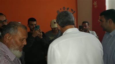 حقك علينا.. محافظ السويس يزور المسن صاحب واقعة التعرض للصفع على يد صاحب المنزل