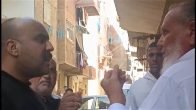 شاب يعتدي على مسن