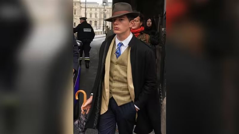 رجل غامض يثير الجدل