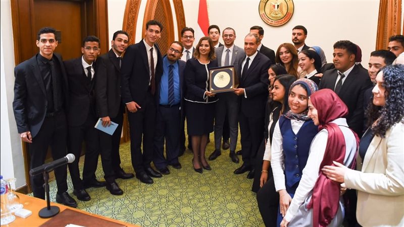 وزير الخارجية يلتقي
