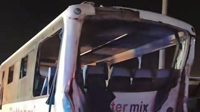 معجنة بطريق السويس.. تصادم مروع بين أتوبيس وتريلا وخمس سيارات