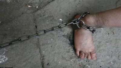 ضبط أم قيدت صغيريها بالحمام واعتدت عليهما بالضرب بطنطا في الغربية