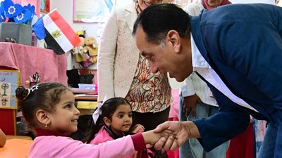 رئيس الوزراء يغير مسار جولته بمحافظة السويس ويتفقد مدرسة 