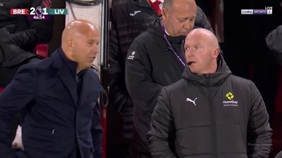 إصابة سايمون هوبر.. حكم مباراة برينتفورد وليفربول واستبداله بالحكم الرابع