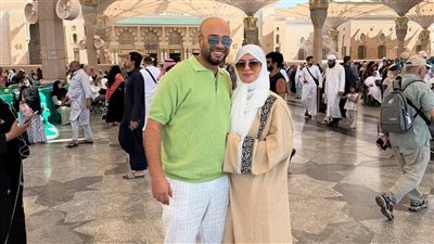 برفقه زوجته.. حاتم صلاح‏ يحتفل بشهر العسل من المدينة المنورة