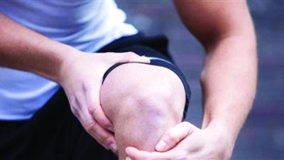 لماذا تصدر ركبتك صوت طقطقة؟ الأسباب ومتى تقلق؟.. تفاصيل