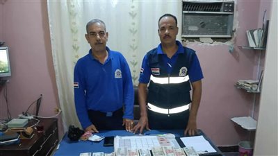 مسعف وسائق يعثران على مبلغ مالي مع مصابين إثر حادث ويسلمانها للشرطة بقنا