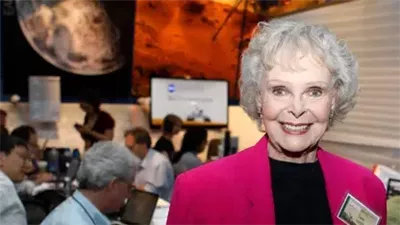 وفاة الممثلة الأمريكية جون لوكهارت بطلة مسلسل Lost in Space عن 100 عام