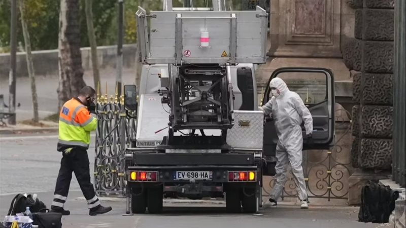 نقل مجوهرات اللوفر