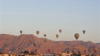سماء الأقصر تتلألأ بـ62 رحلة بالون طائر على متنها 1650 سائحًا