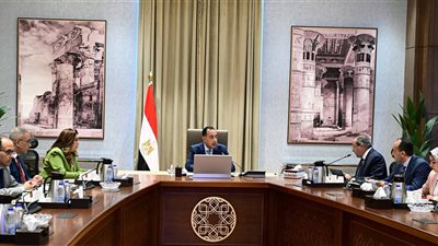 رئيس الوزراء يتابع مع محافظ بورسعيد عددًا من المشروعات الاستثمارية