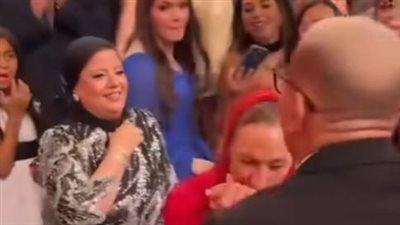رقصت معاه وباست إيده.. مسنة تتفاعل مع غناء عمرو دياب في أحد الأفراح|صور