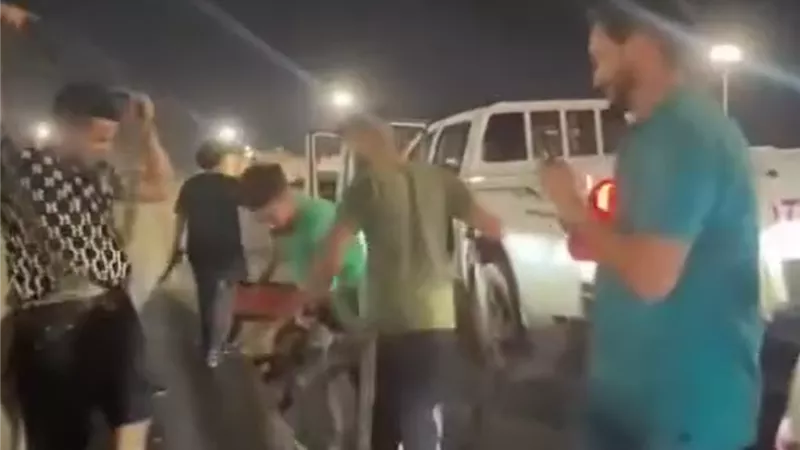 استعراض عسكري بأسلحة