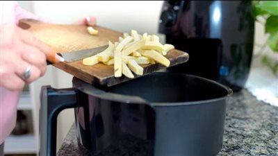  حيل في المقلاة الهوائية تجعل الحياة أسهل بالفعل.. اتبعيها