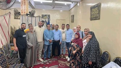 الناىب محمد مصطفى يهدي أهالي العقدة قافلة استهدفت 500 مريض مجانًا