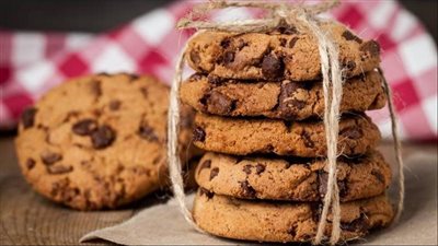 بمكونات بسيطة وخطوات سريعة.. تعرف على طريقة تحضير كوكيز مقرمش 