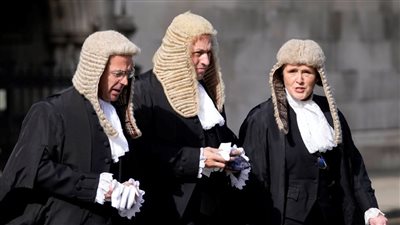 ما هي جذور الشعر المستعار والمجعد في قضاء المملكة المتحدة؟