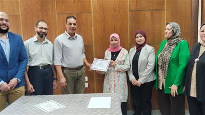 مستشفى الإصابات بجامعة أسيوط يكرم كوادره المتميزة تقديراً لعطائهم