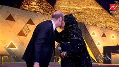 الحاجة نبيلة تُقبل عمرو أديب على الهواء.. والأخير يمازحها: البركة دي كلها منك