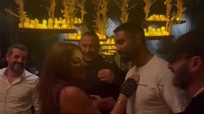 في احتفالية عيد ميلادها .. إليسا تغازل كريم فهمي : انت قمور أوي وبعاكس فيك