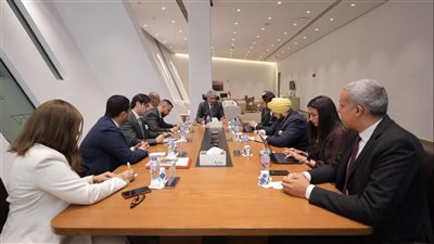 وزير السياحة يبحث تطوير التعليم السياحي والفندقي مع مدرسة لوزان بسويسرا