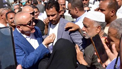 جاءت من أرمنت بحثًا عن الأمل.. سيدة توقف المحافظ وتطلب عملاً لابنها المعاق